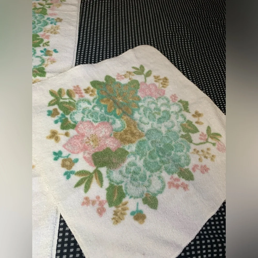 Fieldcrest 1970’s Vintage Hand Towel & Washcloth Roses Floral Blue Pink Green